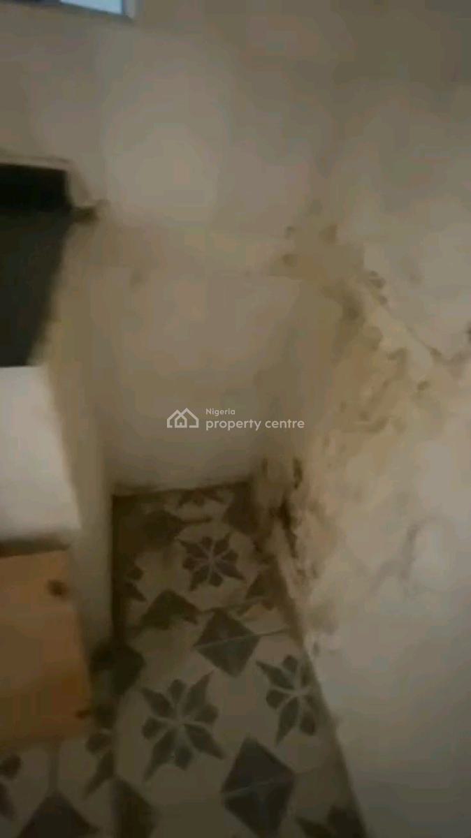 2 Bedroom Upstairs with Pop. Screeded Wall, Adekunle, Yaba, Lagos, Flat / Apartment for Rent
