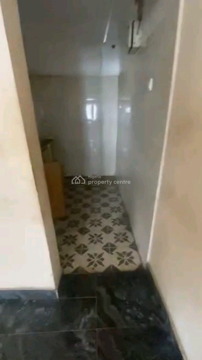 2 Bedroom Upstairs with Pop. Screeded Wall, Adekunle, Yaba, Lagos, Flat / Apartment for Rent