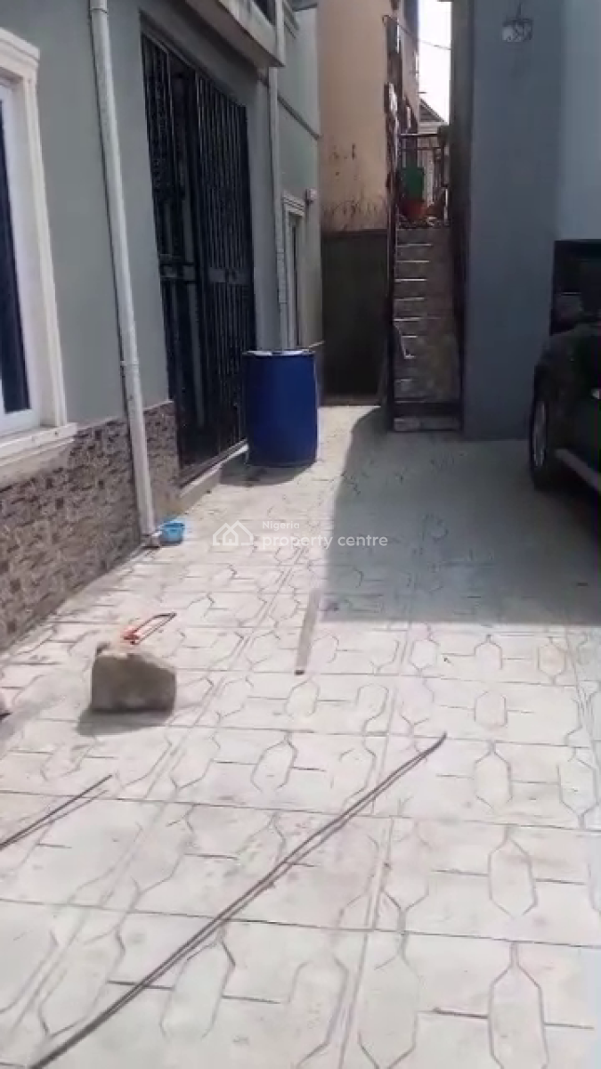 3bedroom Flat, Mafoluku, Oshodi, Lagos, Flat / Apartment for Rent