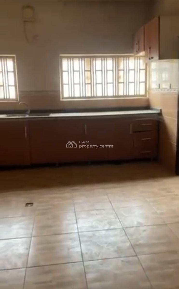 Distress 5bedroom Fully Detached Duplex in Guzape Not in an Estate, Behind H-medix, Guzape District, Abuja, Detached Duplex for Sale