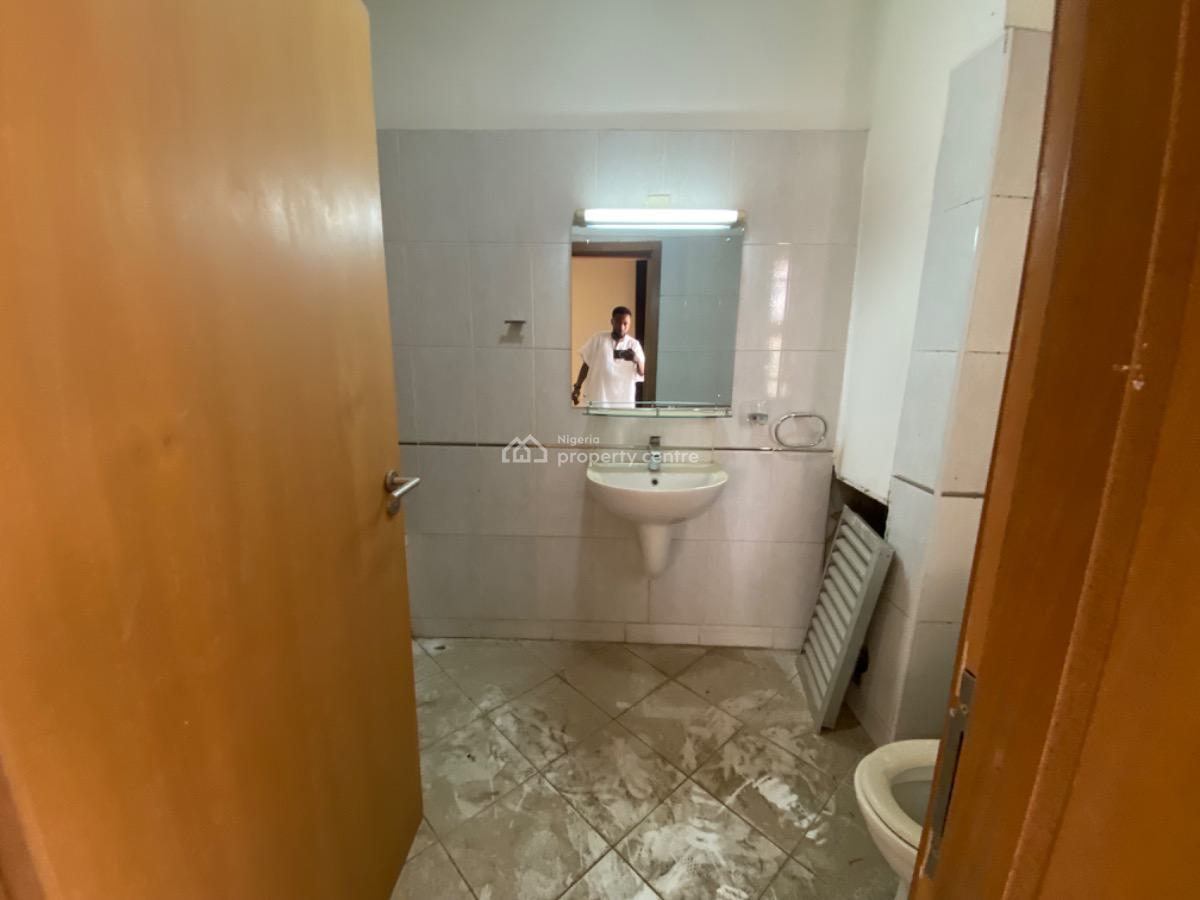 Standard 3 Bedrooms with Bq, By Jimmy Carter, Asokoro District, Abuja, Flat / Apartment for Rent