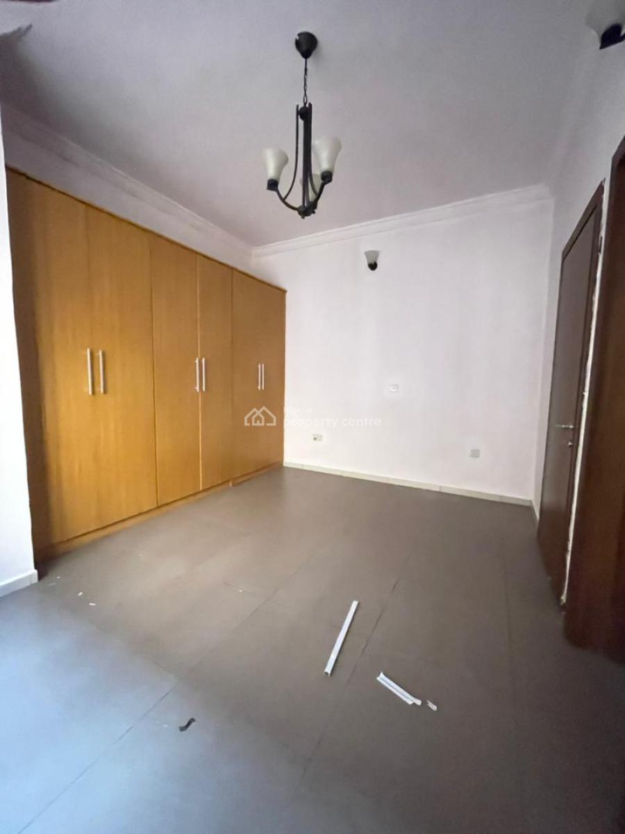 Three Bedrooms All En-suite, Guest Toilet, Kitchen, Sitting/dinning, F, Lekki Phase 1, Lekki, Lagos, Flat / Apartment for Rent