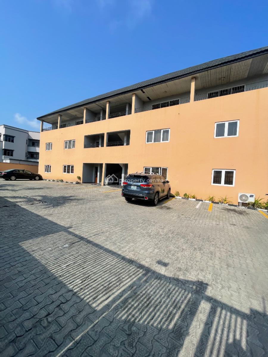 Three Bedrooms All En-suite, Guest Toilet, Kitchen, Sitting/dinning, F, Lekki Phase 1, Lekki, Lagos, Flat / Apartment for Rent