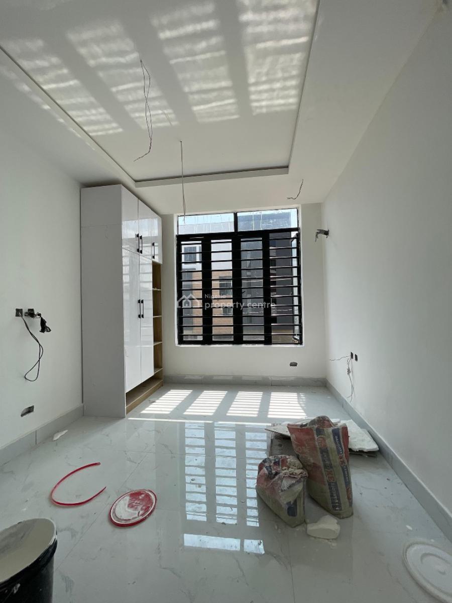 Spacious 2 Bedroom Apartment with Gym & Elevator at Lekki Phase 1, Lekki Phase 1, Lekki, Lagos, Flat / Apartment for Sale