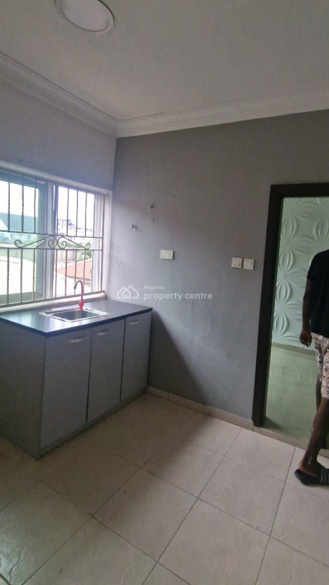 Neatly Used 2 Bedrooms Flat, Emma Abimbola Cole Street, Lekki Phase 1, Lagos State., Lekki Phase 1, Lekki, Lagos, Flat / Apartment for Rent
