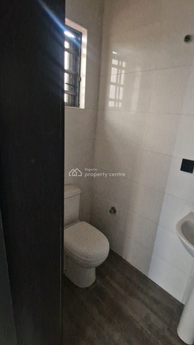 Neatly Used 2 Bedrooms Flat, Emma Abimbola Cole Street, Lekki Phase 1, Lagos State., Lekki Phase 1, Lekki, Lagos, Flat / Apartment for Rent