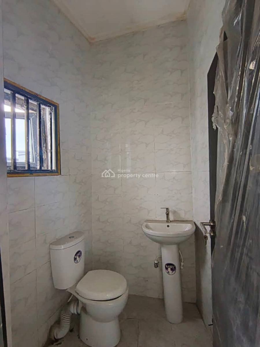a 3 Bedroom Flat, Shoprite Road, Osapa, Lekki, Lagos, Flat / Apartment for Sale