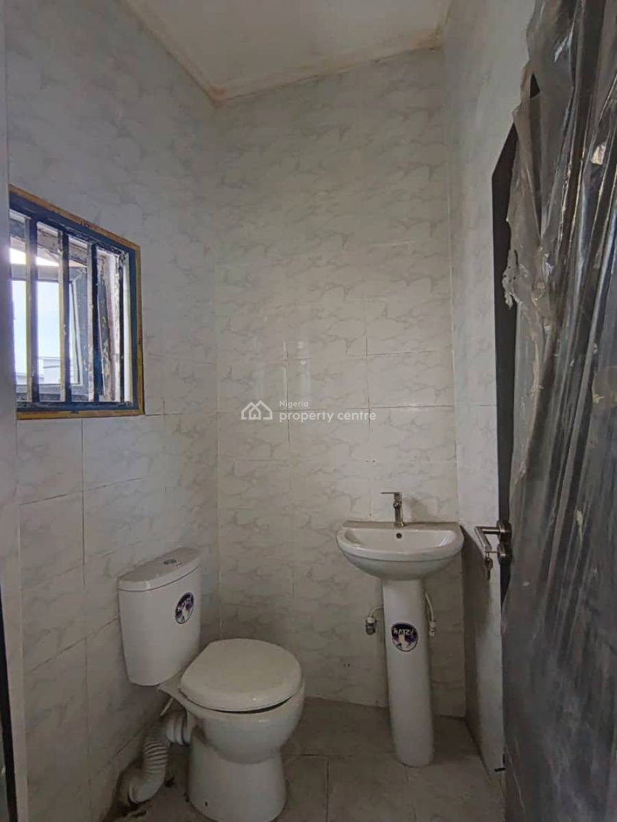 a 3 Bedroom Flat, Shoprite Road, Osapa, Lekki, Lagos, Flat / Apartment for Sale