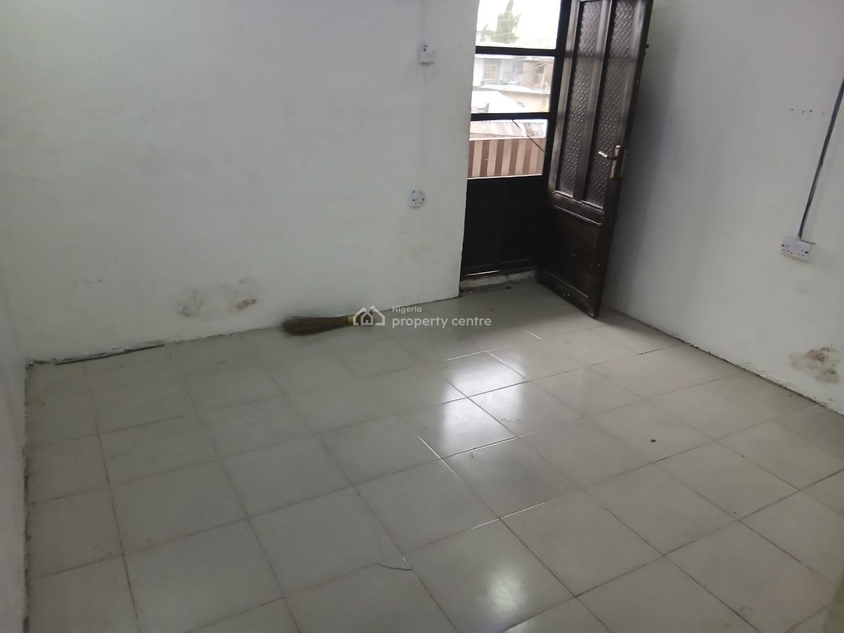 a Lovely Spacious Roomself Contain, Off Oluwadare Street, Fola Agoro, Yaba, Lagos, Self Contain (single Rooms) for Rent