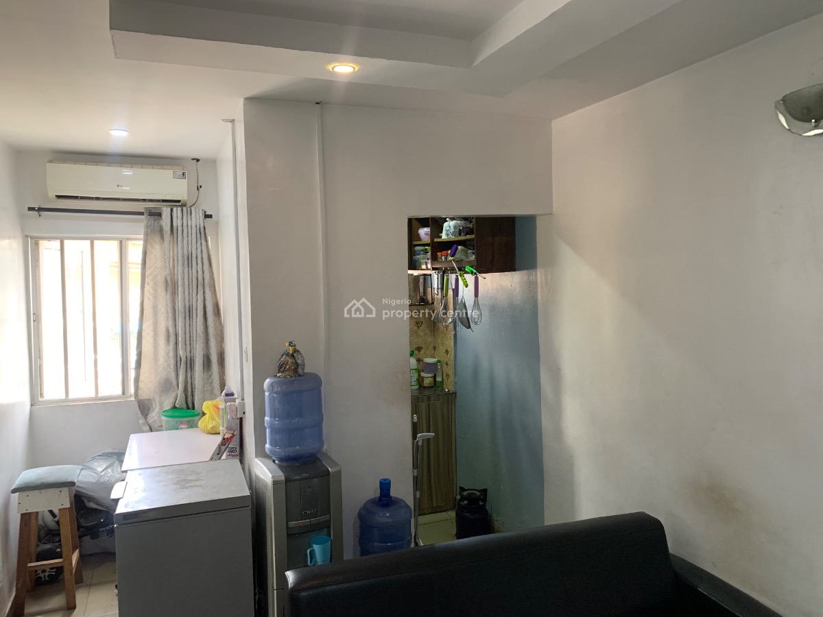 1-bedroom for Lease, Babs Kazeem Street, Obanikoro, Shomolu, Lagos, Mini Flat (room and Parlour) for Rent
