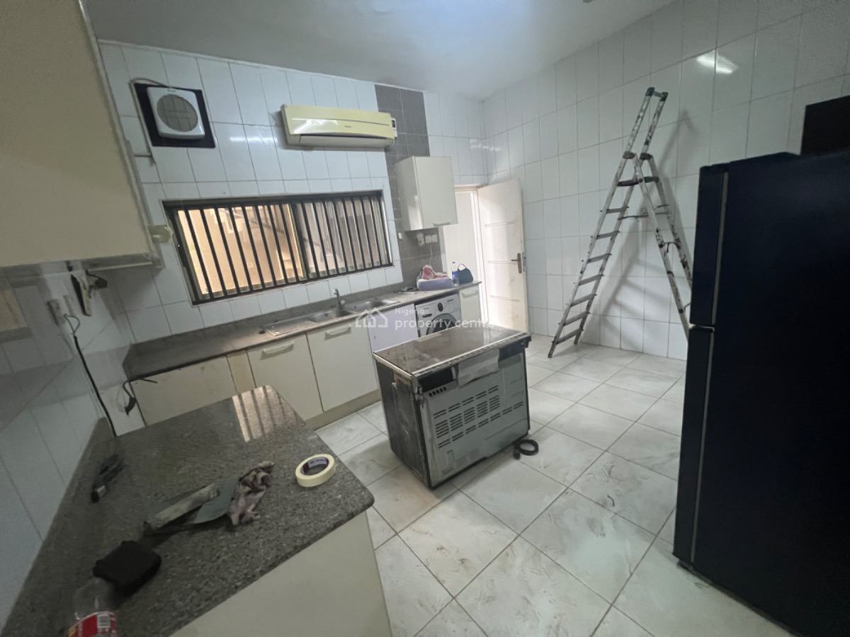 Standard 3 Bedroom Apartment with Bq, Lekki Phase 1, Lekki, Lagos, Flat / Apartment for Rent