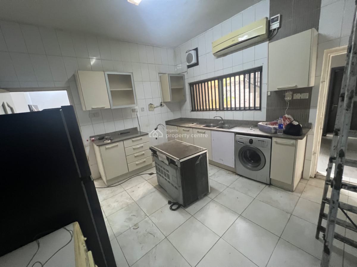Standard 3 Bedroom Apartment with Bq, Lekki Phase 1, Lekki, Lagos, Flat / Apartment for Rent