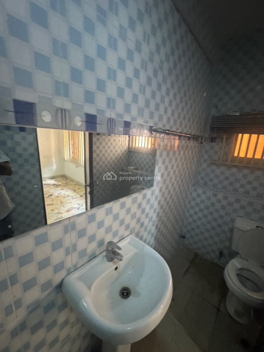 a Spacious Well Maintained 2 Bedroom Apartment, Off Admiralty Way, Lekki Phase 1, Lekki, Lagos, Flat / Apartment for Rent