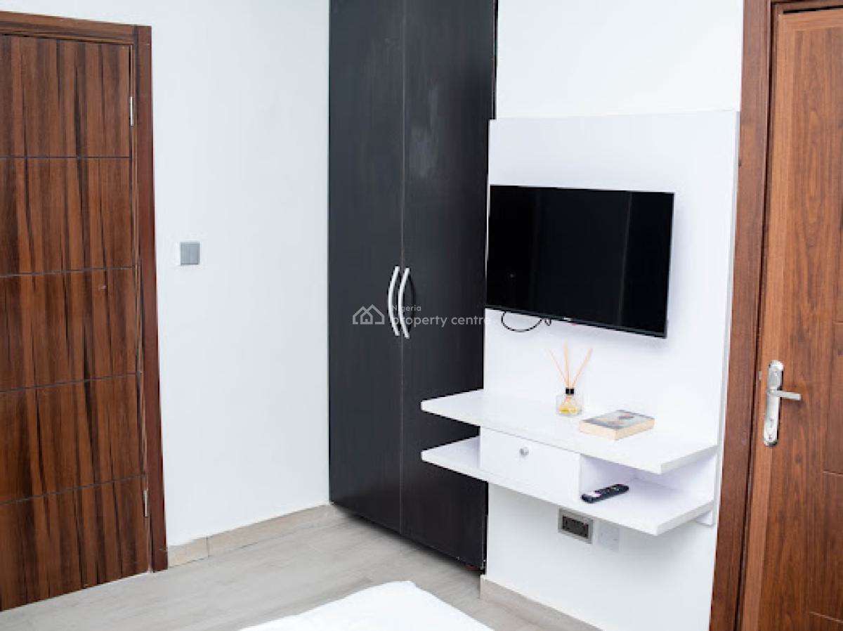 a Room in a Shared 3-bedroom Apartment, 8a The Rock Drive, Lekki Phase 1, Lekki, Lagos, Self Contain (single Rooms) for Rent