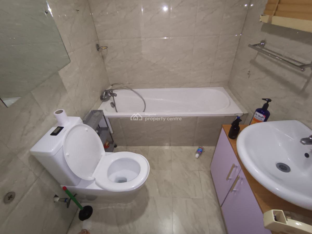 Serviced 2 Bedroom En-suite Flat with Fitted Kitchen, Cooker, Heat Ext, Lekki Phase 1, Lekki, Lagos, Flat / Apartment for Rent