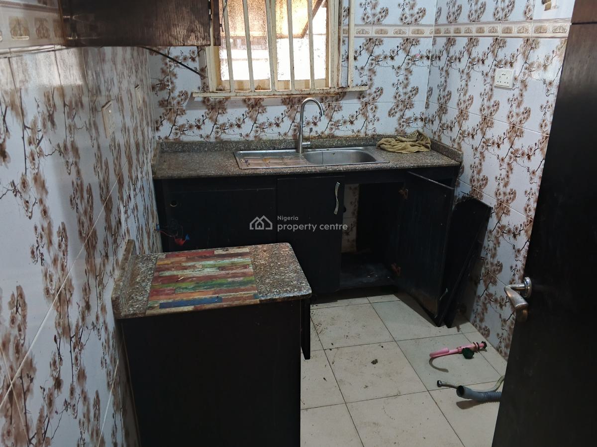2 Bedrooms 1st Floor Self Serviced Flat, Off Wole Olateju St, a Series, Lekki Phase 1, Lekki, Lagos, Flat / Apartment for Rent