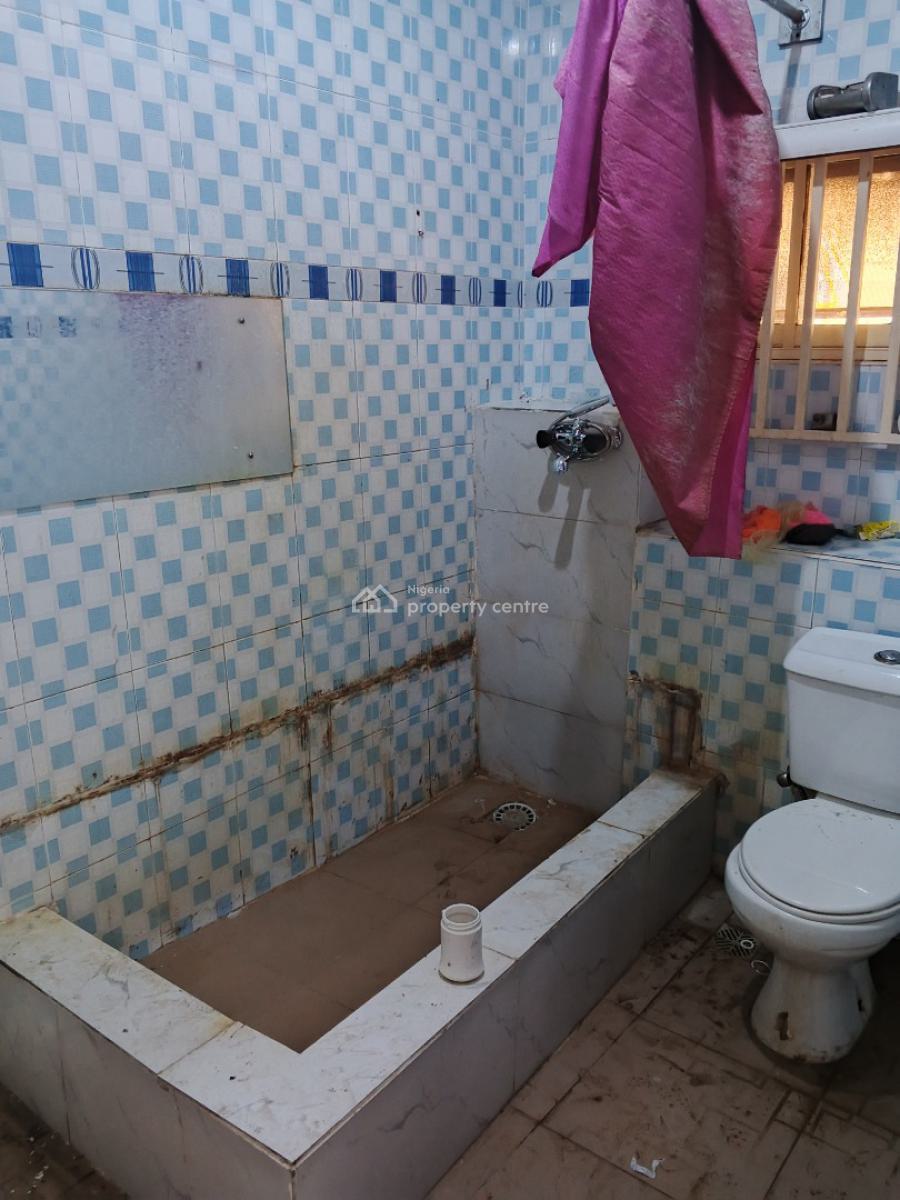 2 Bedrooms 1st Floor Self Serviced Flat, Off Wole Olateju St, a Series, Lekki Phase 1, Lekki, Lagos, Flat / Apartment for Rent
