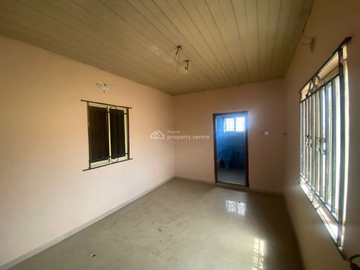 12 Rooms Detached House with 250sqm Warehouse in a Large Compound, Ogudu, Lagos, House for Rent