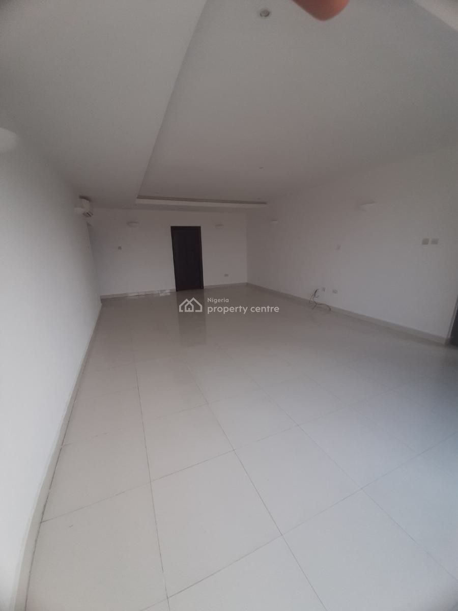 Serviced 3 Bedroom En-suite Flat with Fitted Kitchen, Pantry, Cooker,, Lekki Phase 1, Lekki, Lagos, Flat / Apartment for Rent