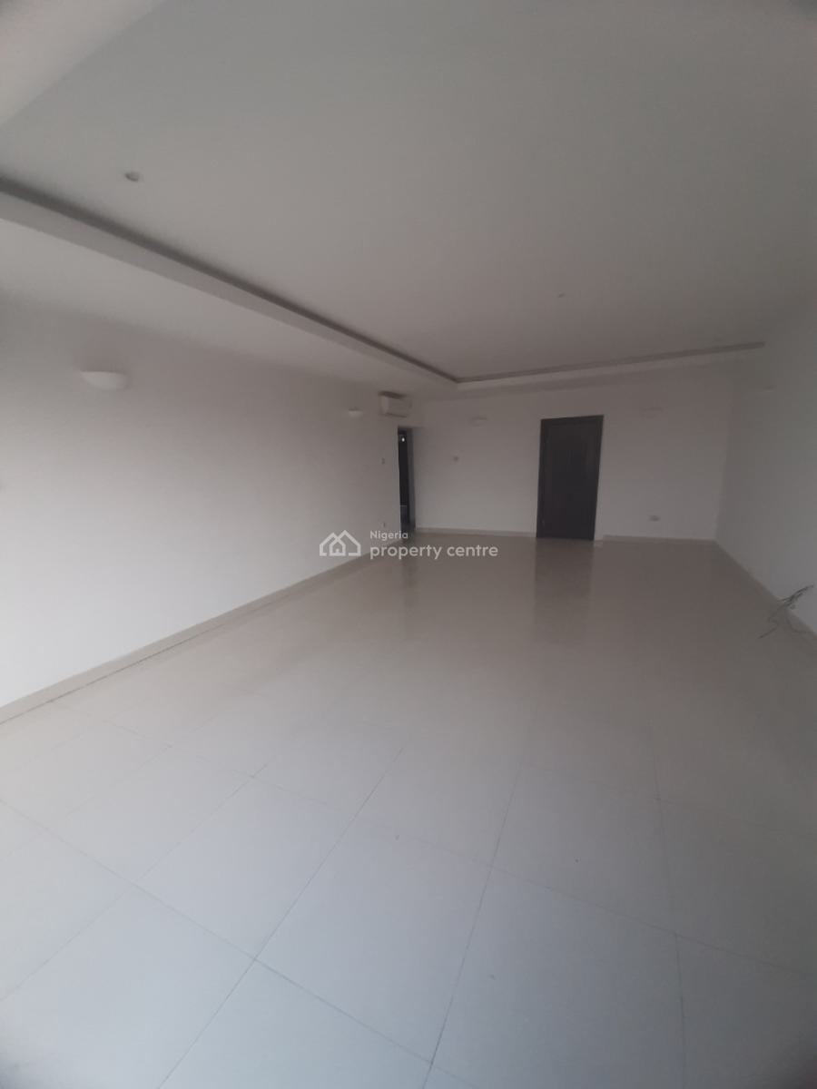 Serviced 3 Bedroom En-suite Flat with Fitted Kitchen, Pantry, Cooker,, Lekki Phase 1, Lekki, Lagos, Flat / Apartment for Rent
