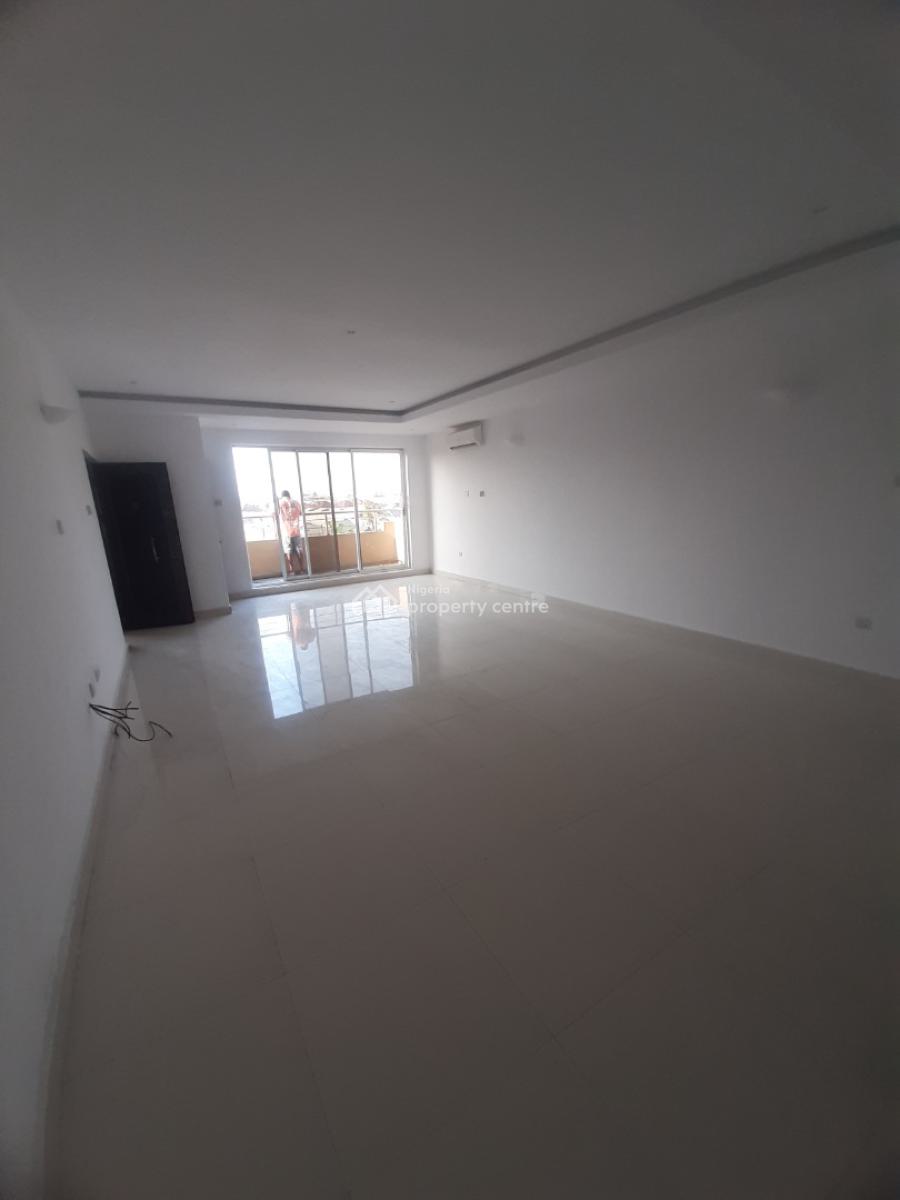 Serviced 3 Bedroom En-suite Flat with Fitted Kitchen, Pantry, Cooker,, Lekki Phase 1, Lekki, Lagos, Flat / Apartment for Rent