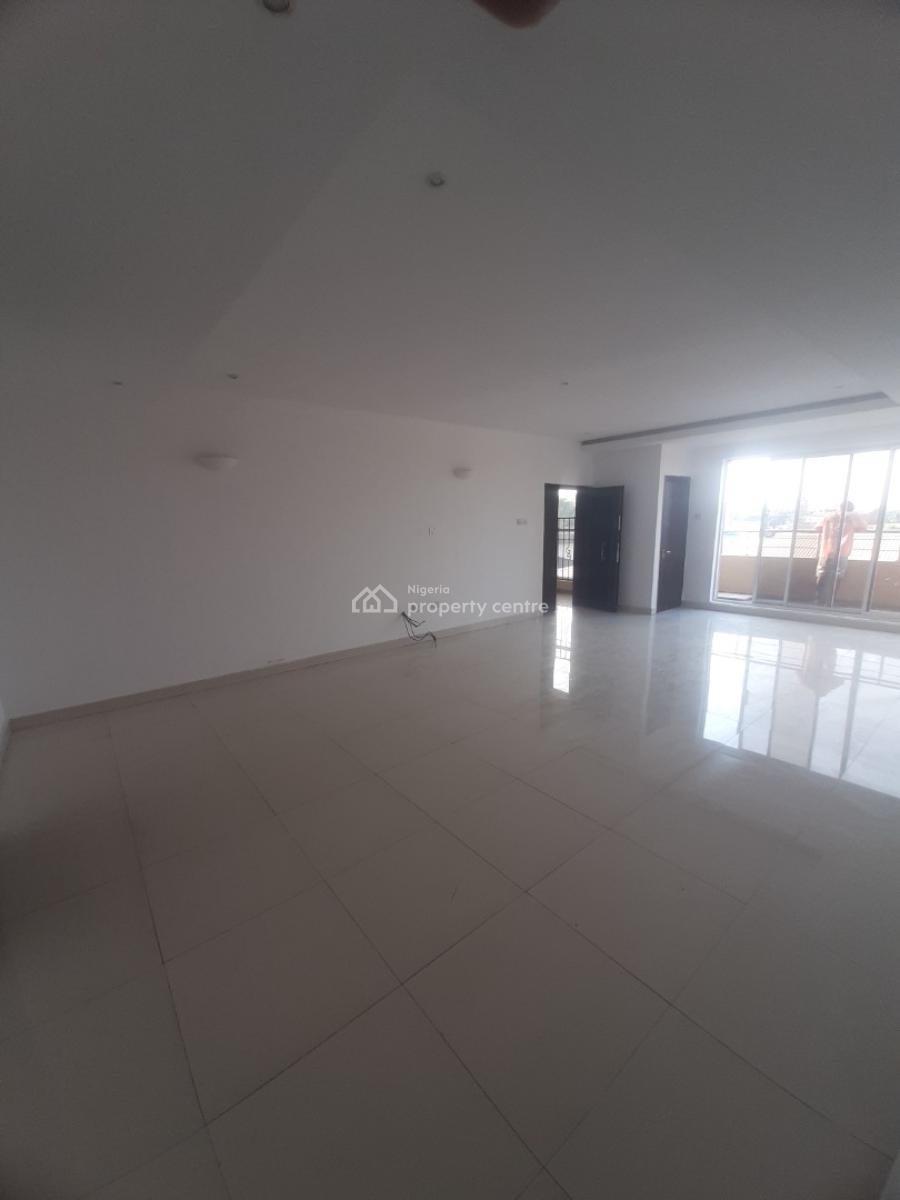 Serviced 3 Bedroom En-suite Flat with Fitted Kitchen, Pantry, Cooker,, Lekki Phase 1, Lekki, Lagos, Flat / Apartment for Rent