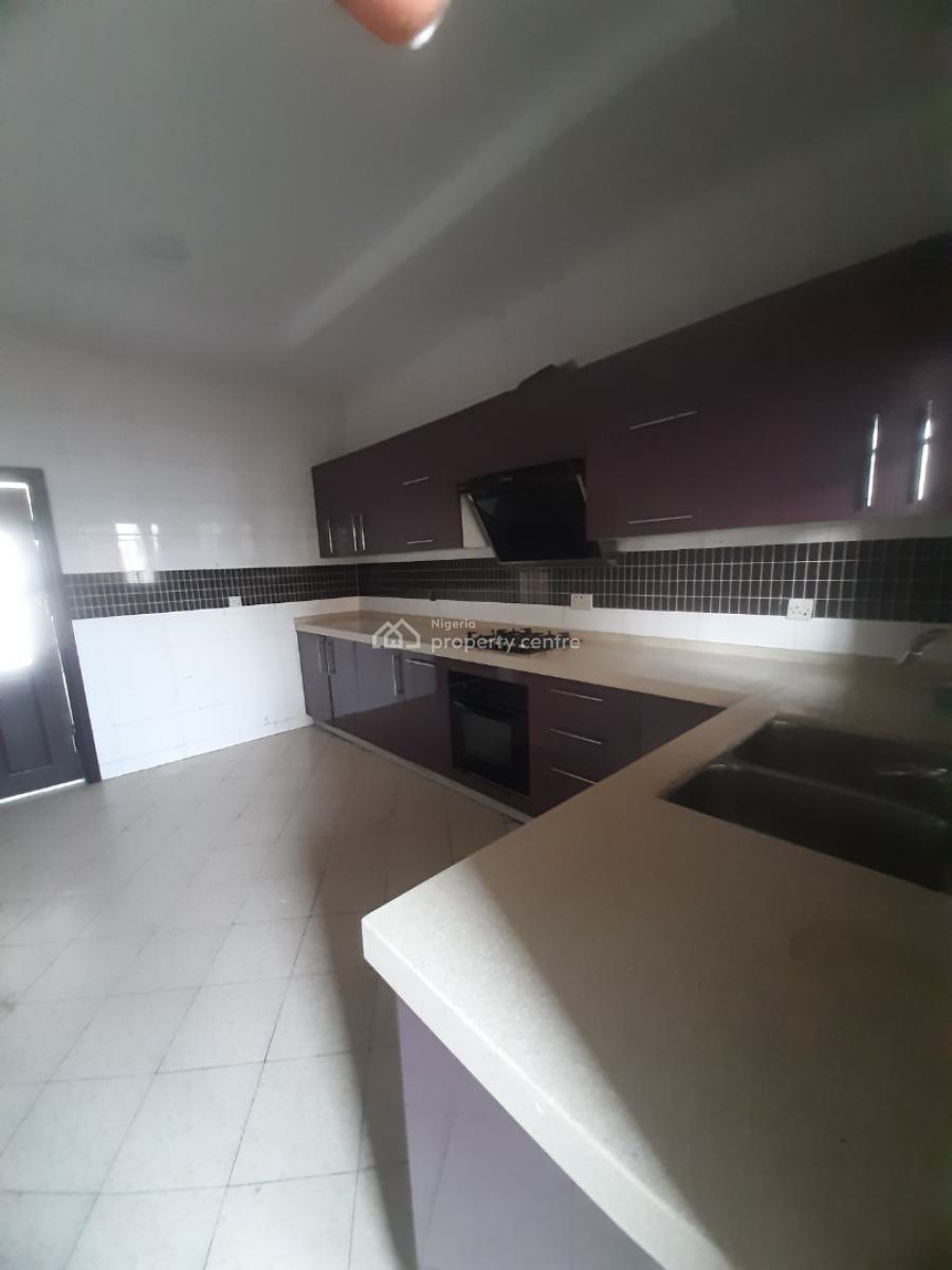 Serviced 3 Bedroom En-suite Flat with Fitted Kitchen, Pantry, Cooker,, Lekki Phase 1, Lekki, Lagos, Flat / Apartment for Rent