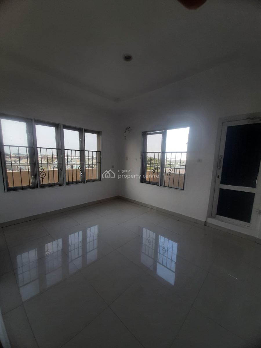 Serviced 3 Bedroom En-suite Flat with Fitted Kitchen, Pantry, Cooker,, Lekki Phase 1, Lekki, Lagos, Flat / Apartment for Rent