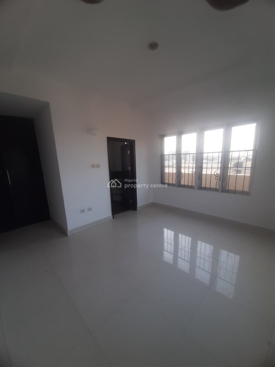 Serviced 3 Bedroom En-suite Flat with Fitted Kitchen, Pantry, Cooker,, Lekki Phase 1, Lekki, Lagos, Flat / Apartment for Rent