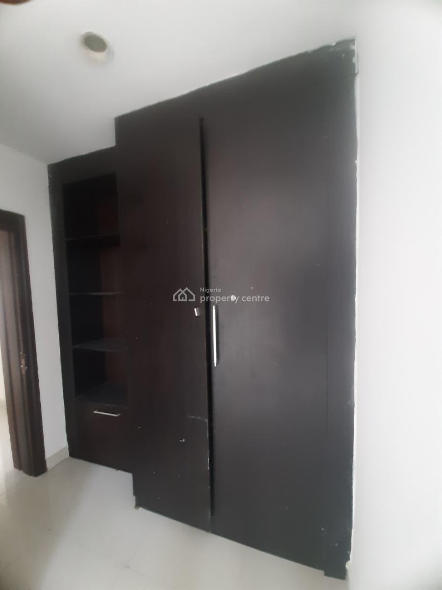 Serviced 3 Bedroom En-suite Flat with Fitted Kitchen, Pantry, Cooker,, Lekki Phase 1, Lekki, Lagos, Flat / Apartment for Rent