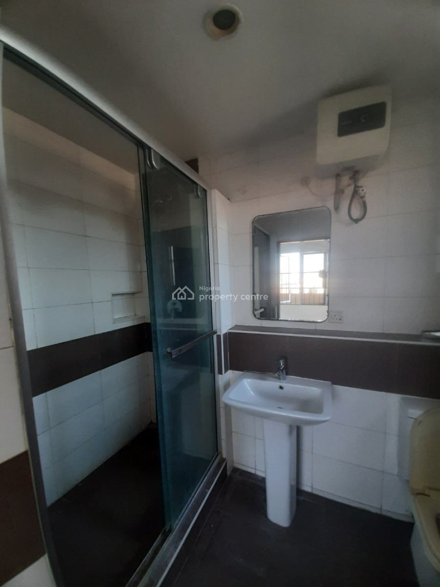 Serviced 3 Bedroom En-suite Flat with Fitted Kitchen, Pantry, Cooker,, Lekki Phase 1, Lekki, Lagos, Flat / Apartment for Rent