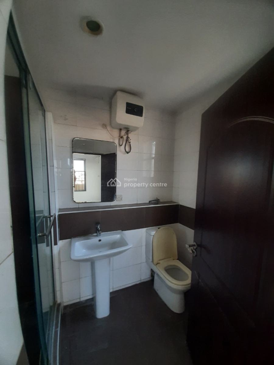 Serviced 3 Bedroom En-suite Flat with Fitted Kitchen, Pantry, Cooker,, Lekki Phase 1, Lekki, Lagos, Flat / Apartment for Rent