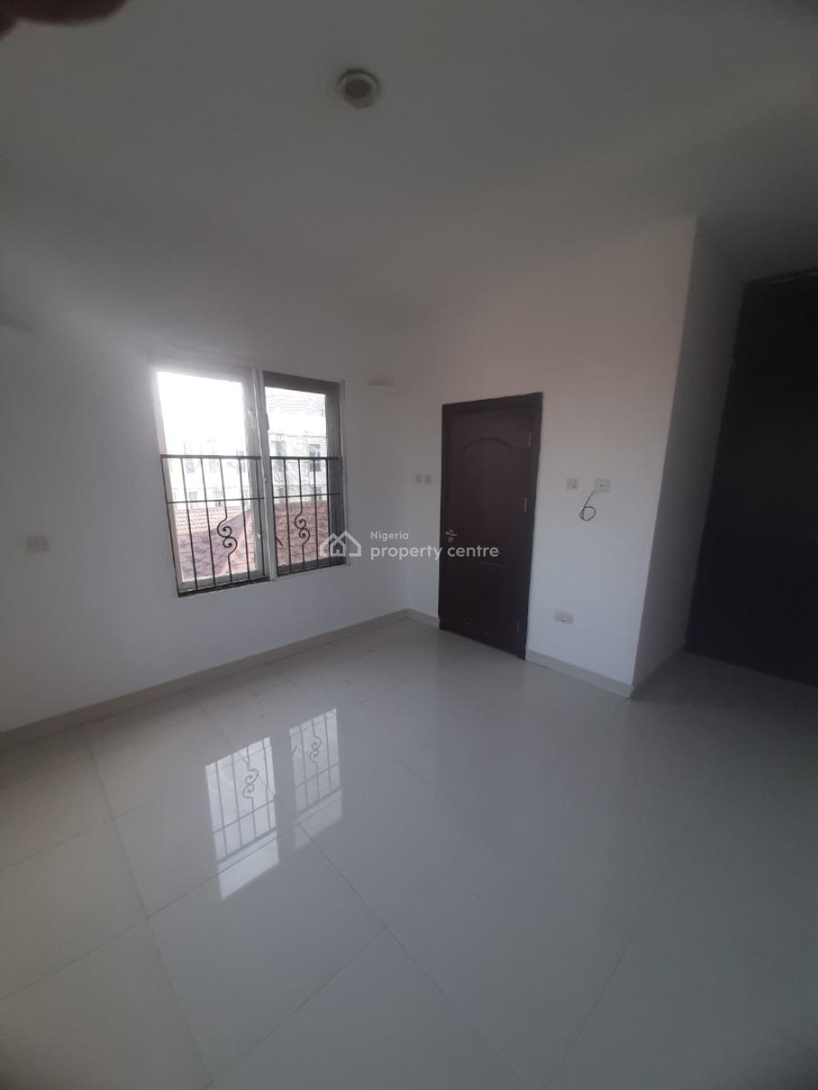 Serviced 3 Bedroom En-suite Flat with Fitted Kitchen, Pantry, Cooker,, Lekki Phase 1, Lekki, Lagos, Flat / Apartment for Rent