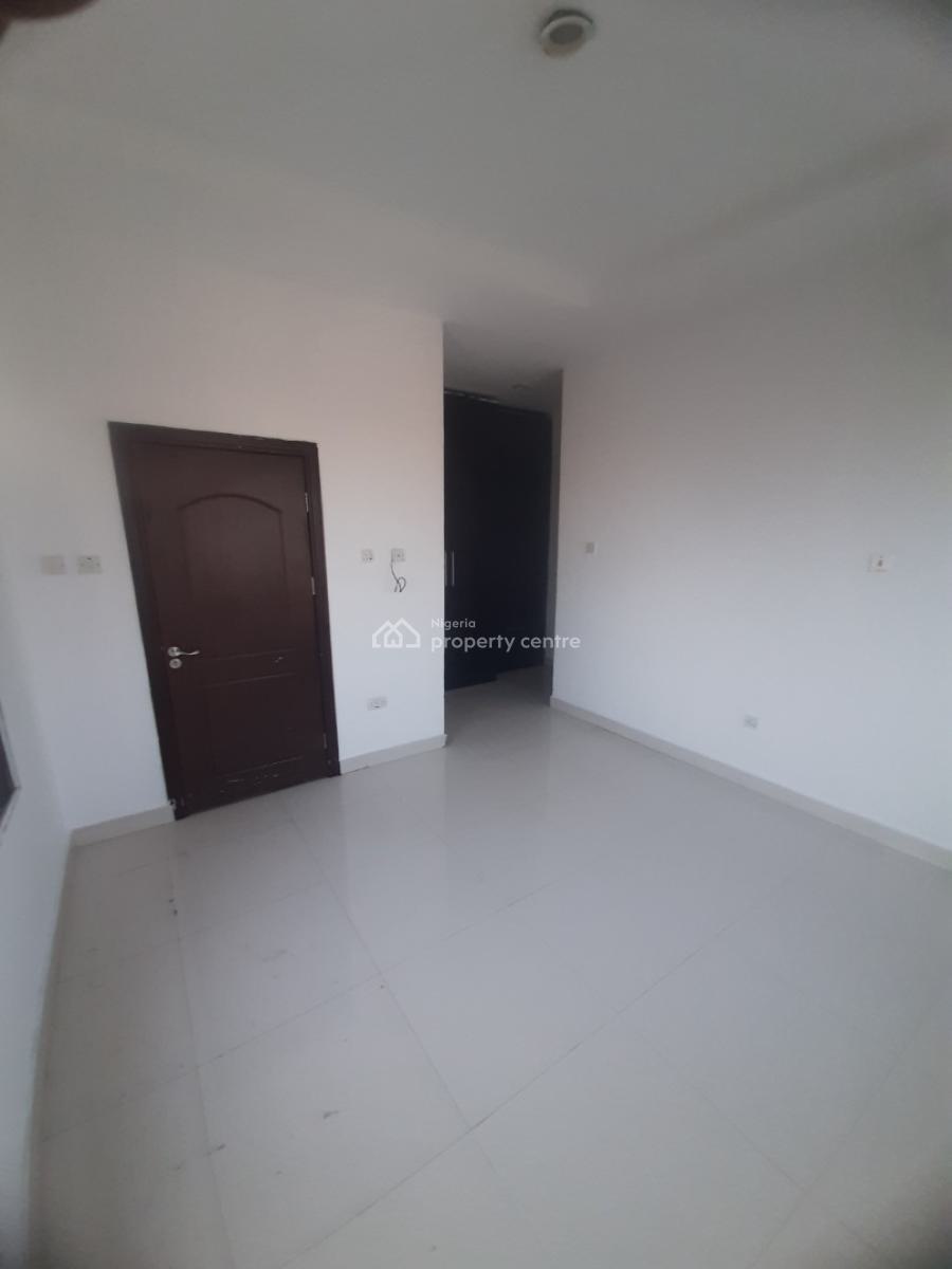 Serviced 3 Bedroom En-suite Flat with Fitted Kitchen, Pantry, Cooker,, Lekki Phase 1, Lekki, Lagos, Flat / Apartment for Rent