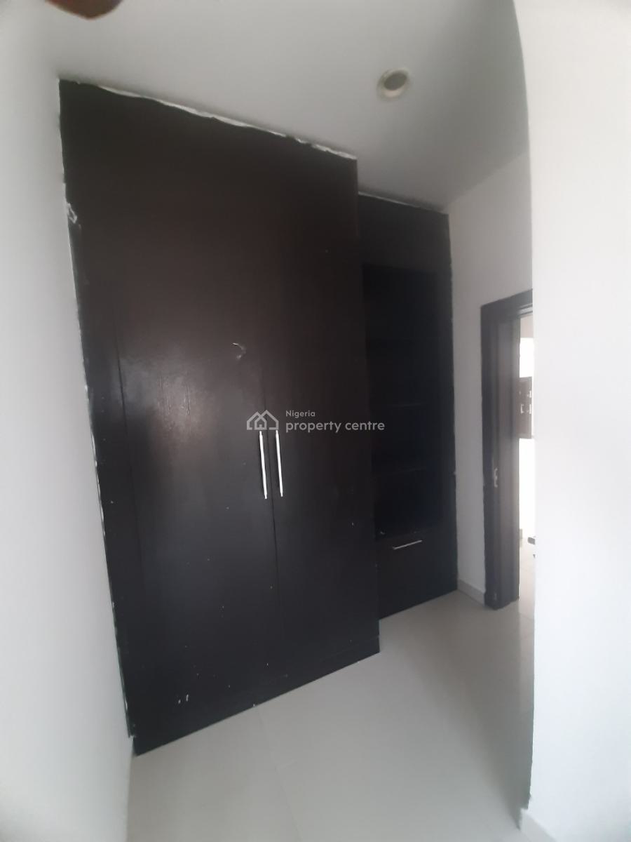 Serviced 3 Bedroom En-suite Flat with Fitted Kitchen, Pantry, Cooker,, Lekki Phase 1, Lekki, Lagos, Flat / Apartment for Rent