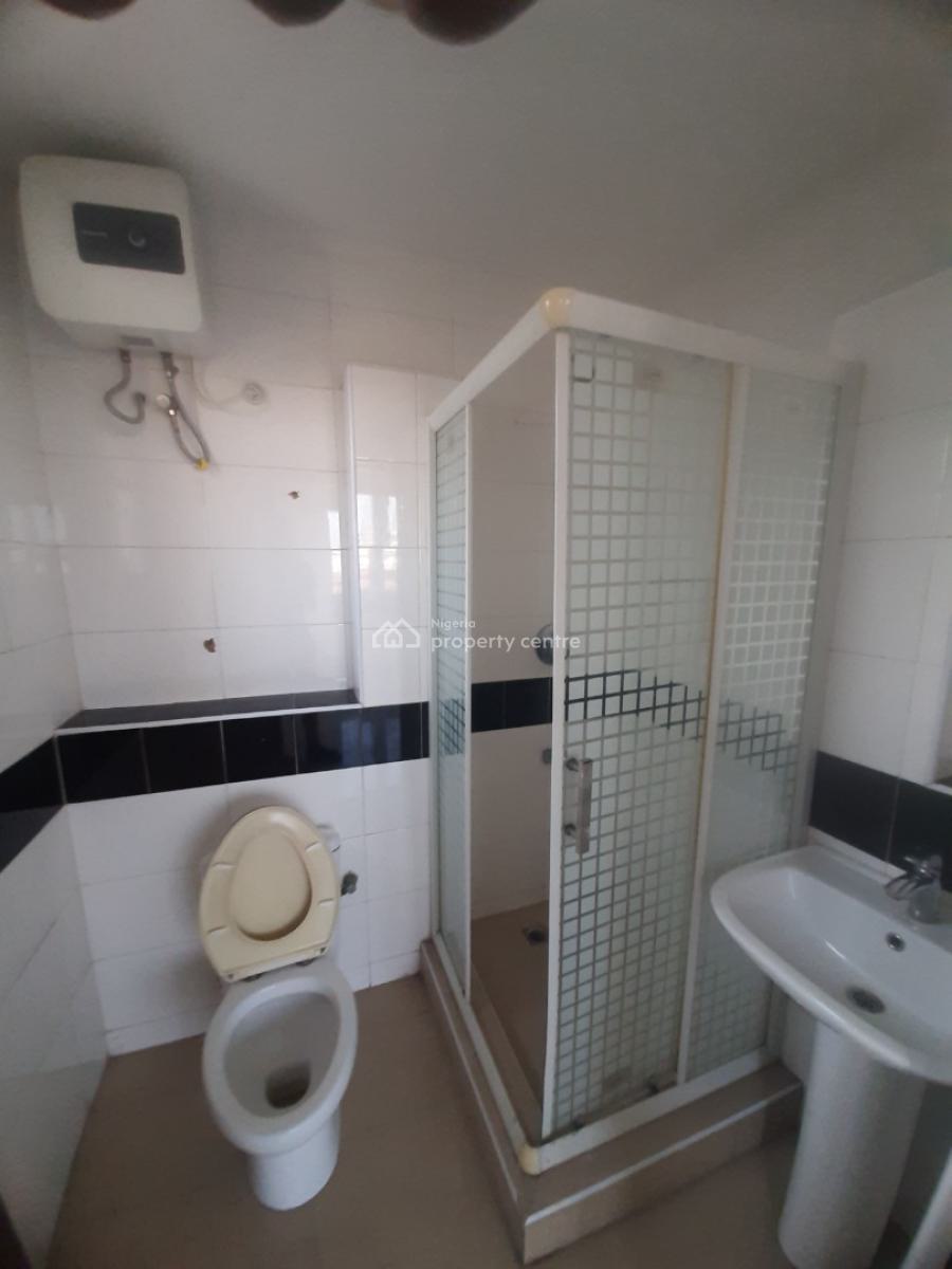 Serviced 3 Bedroom En-suite Flat with Fitted Kitchen, Pantry, Cooker,, Lekki Phase 1, Lekki, Lagos, Flat / Apartment for Rent