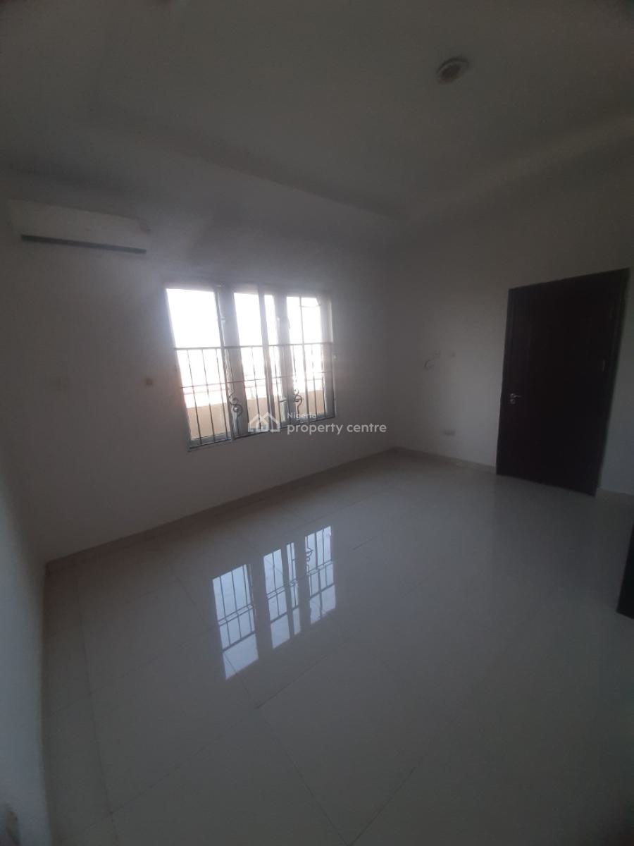 Serviced 3 Bedroom En-suite Flat with Fitted Kitchen, Pantry, Cooker,, Lekki Phase 1, Lekki, Lagos, Flat / Apartment for Rent
