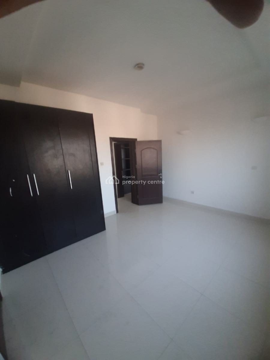 Serviced 3 Bedroom En-suite Flat with Fitted Kitchen, Pantry, Cooker,, Lekki Phase 1, Lekki, Lagos, Flat / Apartment for Rent