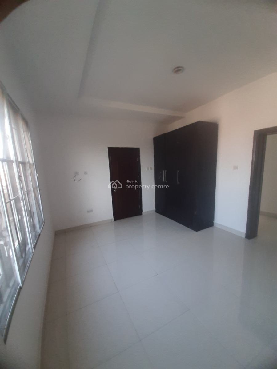 Serviced 3 Bedroom En-suite Flat with Fitted Kitchen, Pantry, Cooker,, Lekki Phase 1, Lekki, Lagos, Flat / Apartment for Rent