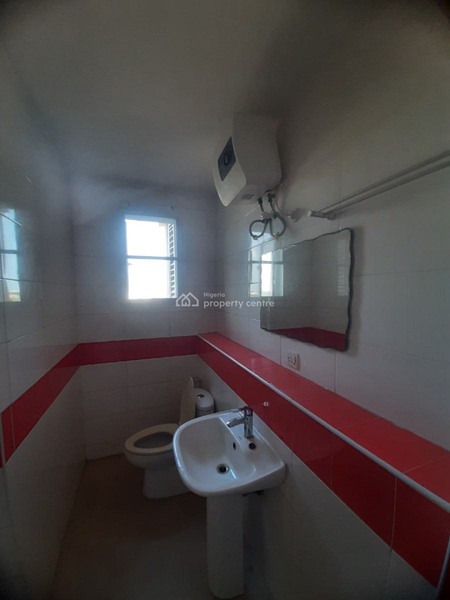 Serviced 3 Bedroom En-suite Flat with Fitted Kitchen, Pantry, Cooker,, Lekki Phase 1, Lekki, Lagos, Flat / Apartment for Rent