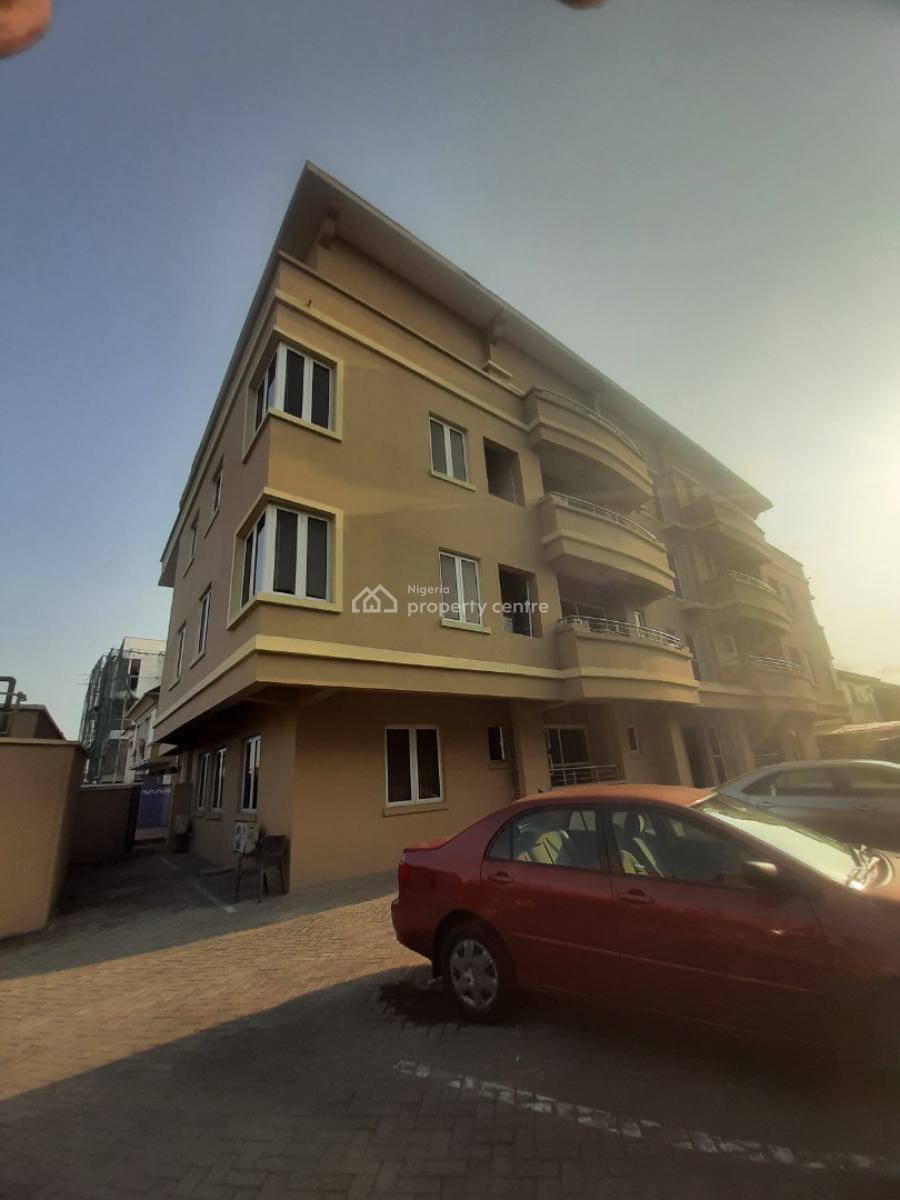 Serviced 3 Bedroom En-suite Flat with Fitted Kitchen, Pantry, Cooker,, Lekki Phase 1, Lekki, Lagos, Flat / Apartment for Rent