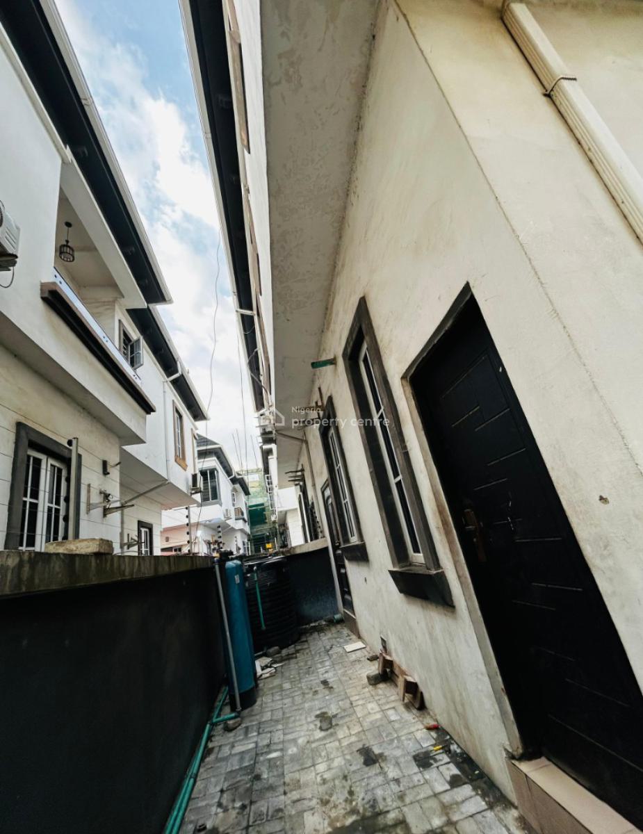 4-bedroom Semi-detached with Bq & Bathtub, Ologolo, Lekki, Lagos, Semi-detached Duplex for Sale