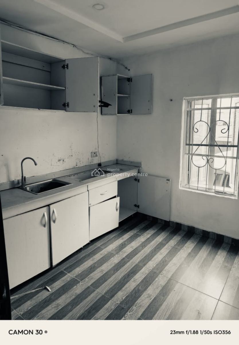 Neat and Spacious 2 Bedroom Apartment in a Secured Area, Orchid Road, Lekki, Lagos, Flat / Apartment for Rent