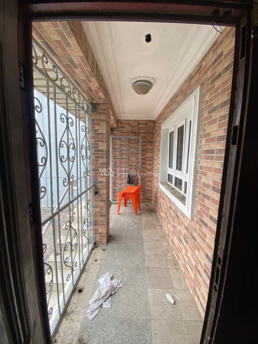 a Renovated 3 Bedroom Apartment Upstairs, Lekki Phase 1, Lekki, Lagos, Flat / Apartment for Rent