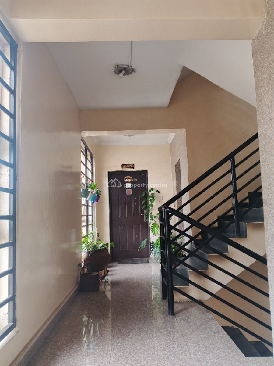Neatly Used and Luxury 3 Bedroom with a Bq in an Estate, Alagomeji, Alagomeji, Yaba, Lagos, Flat / Apartment for Rent