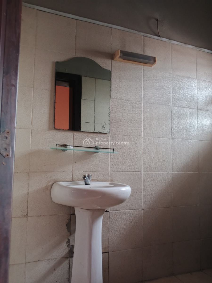Neatly Used and Luxury 3 Bedroom with a Bq in an Estate, Alagomeji, Alagomeji, Yaba, Lagos, Flat / Apartment for Rent