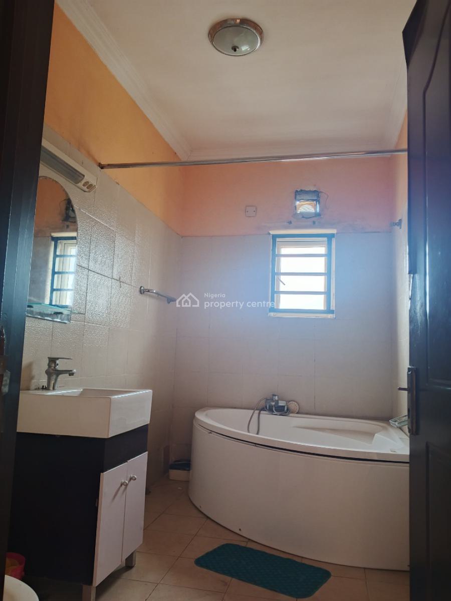 Neatly Used and Luxury 3 Bedroom with a Bq in an Estate, Alagomeji, Alagomeji, Yaba, Lagos, Flat / Apartment for Rent