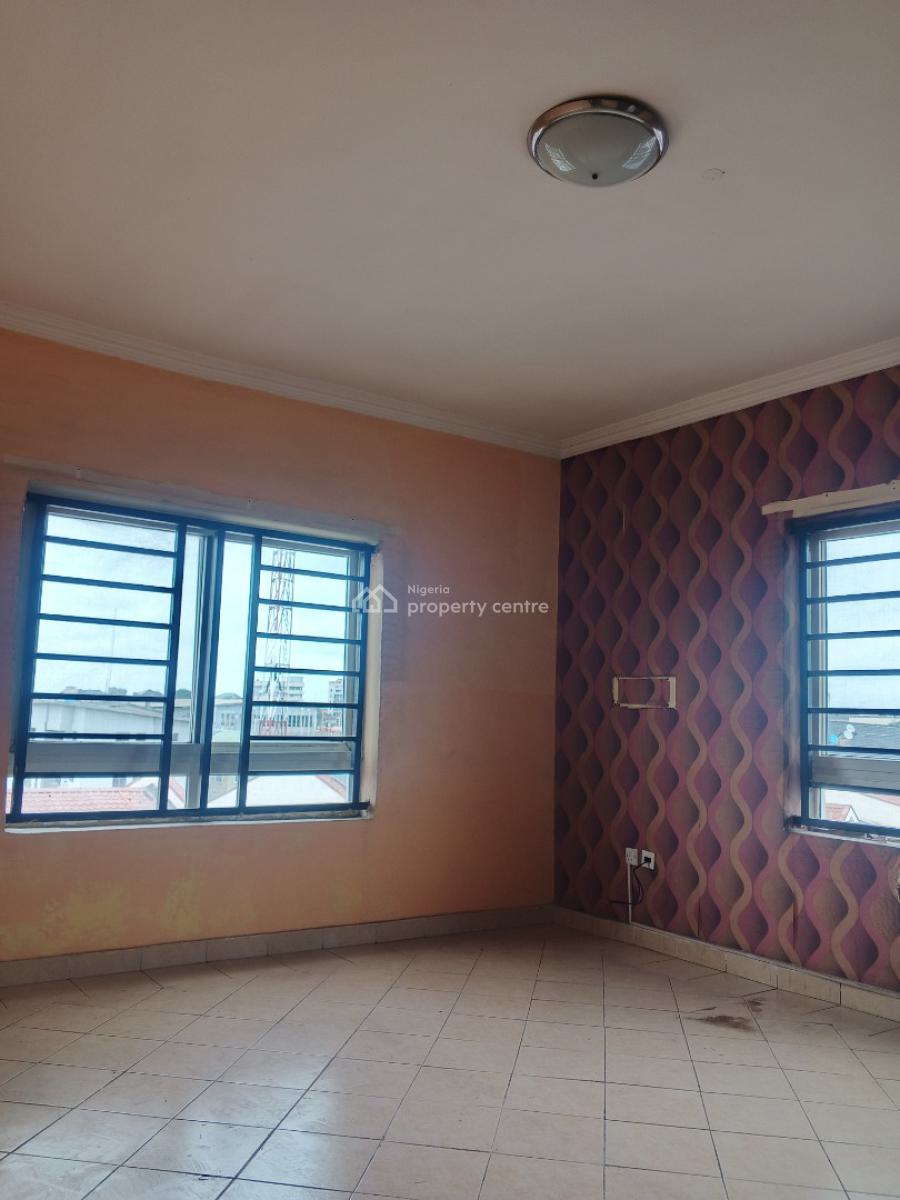 Neatly Used and Luxury 3 Bedroom with a Bq in an Estate, Alagomeji, Alagomeji, Yaba, Lagos, Flat / Apartment for Rent