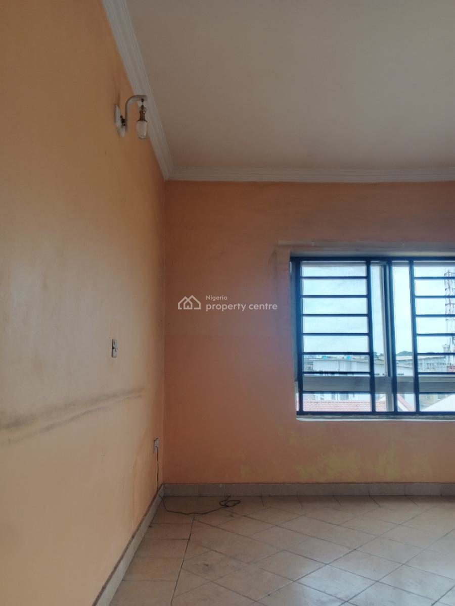 Neatly Used and Luxury 3 Bedroom with a Bq in an Estate, Alagomeji, Alagomeji, Yaba, Lagos, Flat / Apartment for Rent