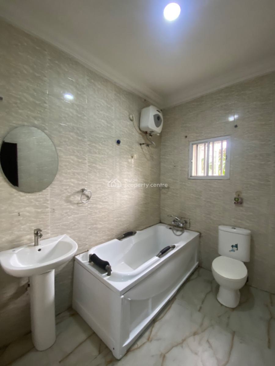 an Executive Three Bedroom Flat, Ocean View Estate Skymall Sangotedo Lekki Phase2, Lekki, Lagos, Flat / Apartment for Rent